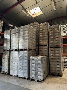 Lire la suite à propos de l’article Arrivage de caisses plastiques grises NEWBOX