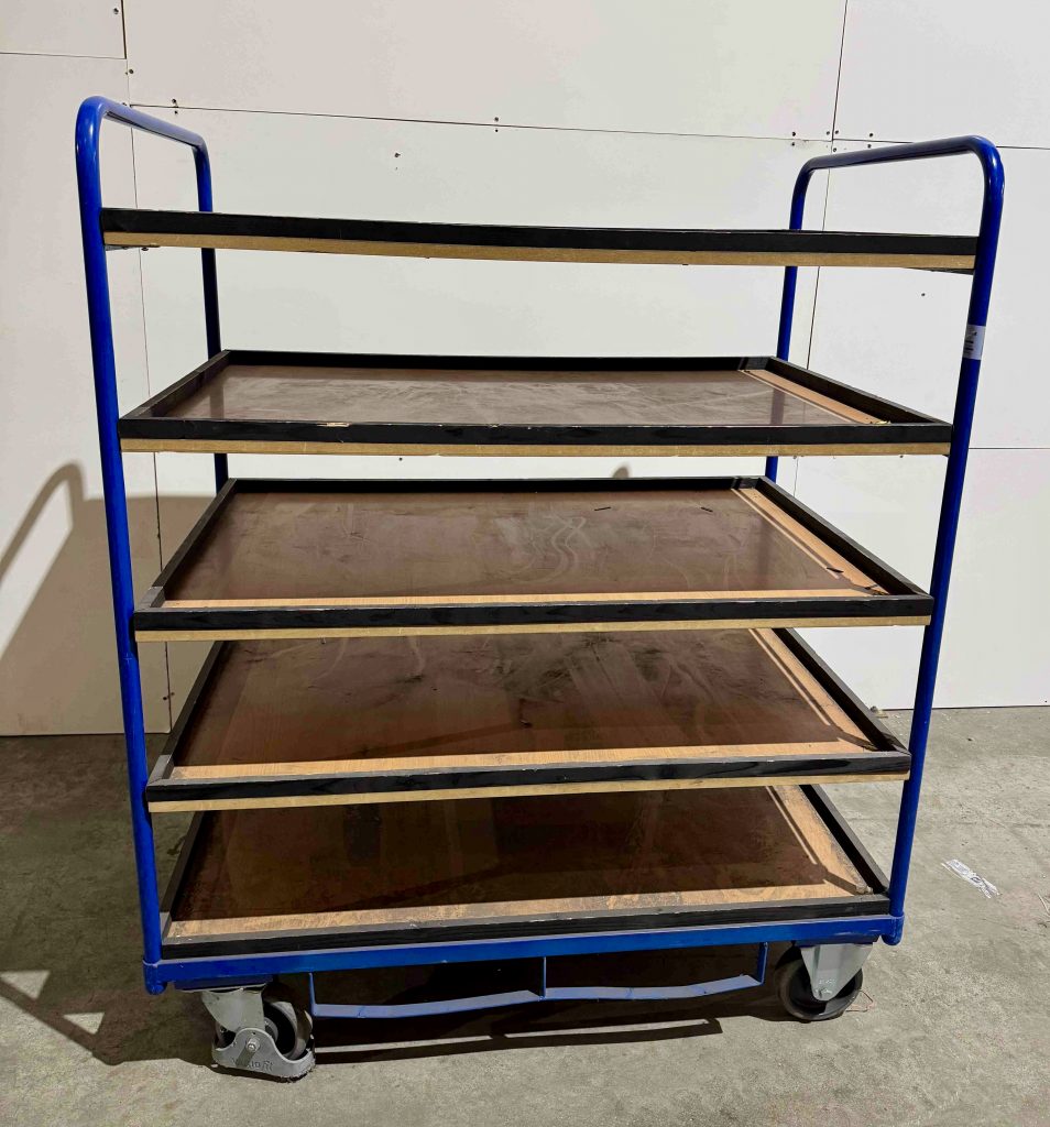 Chariot mobile pris de face avec vue sur les 5 niveaux