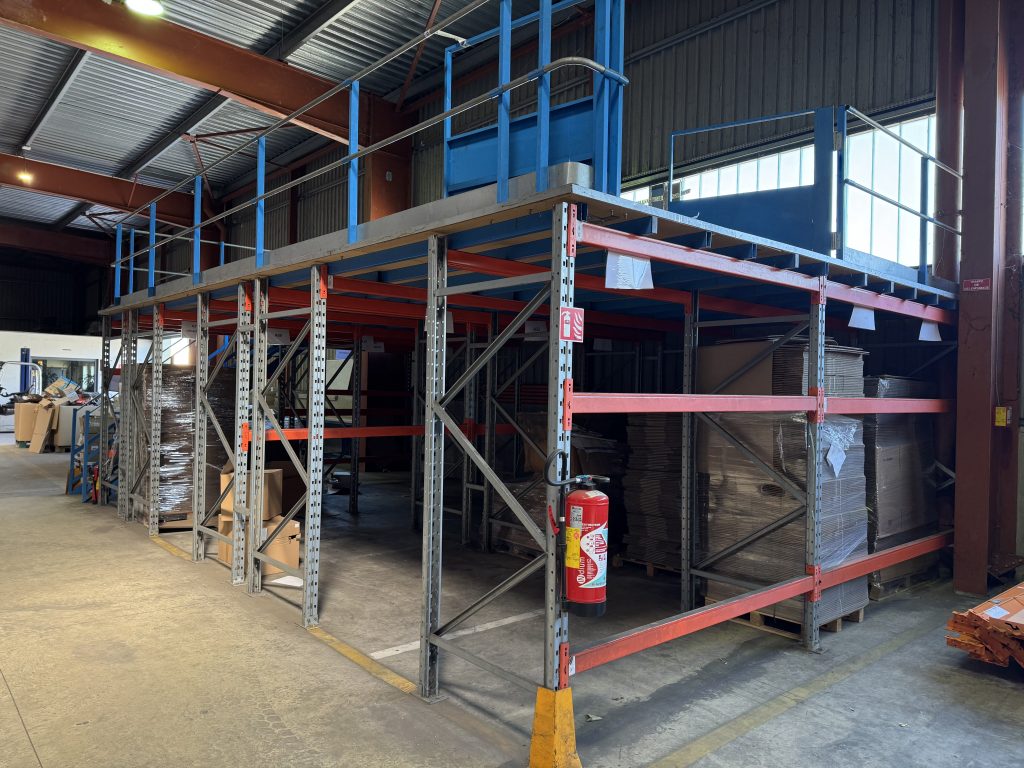 La photo est prise par la droite. On y voit une mezzanine avec ses barrières de sécurité.