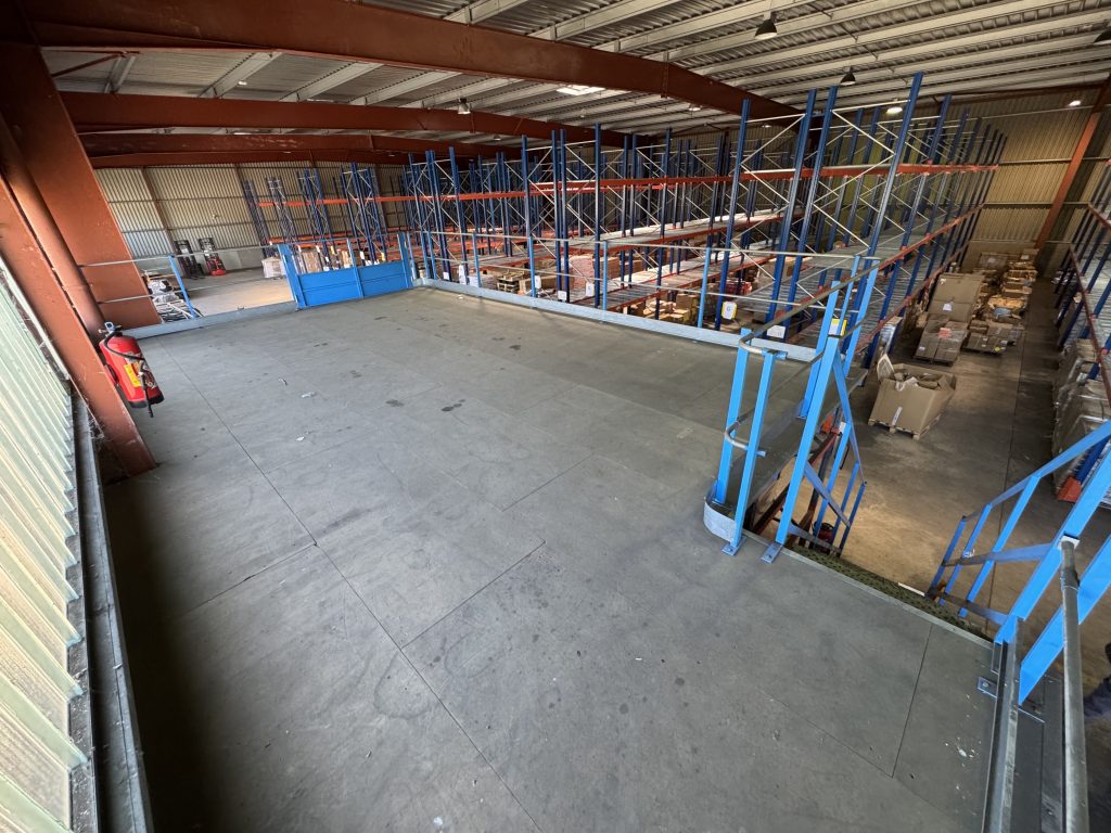 Vu en hauteur du plancher de la mezzanine avec l'escalier sur la droite.