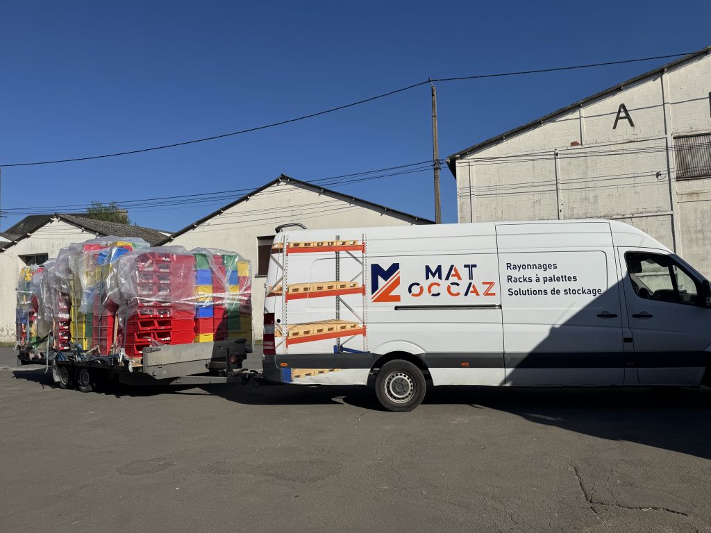 Vu sur un camion avec les boîtes dans une remorque.