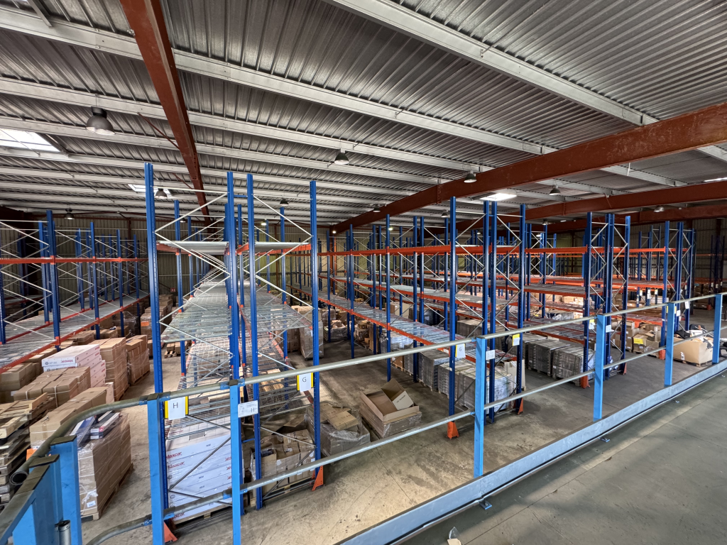 Vision de haut sur les racks à palettes et au milieu d'un entrepôt. On observe les trois niveaux de lisses