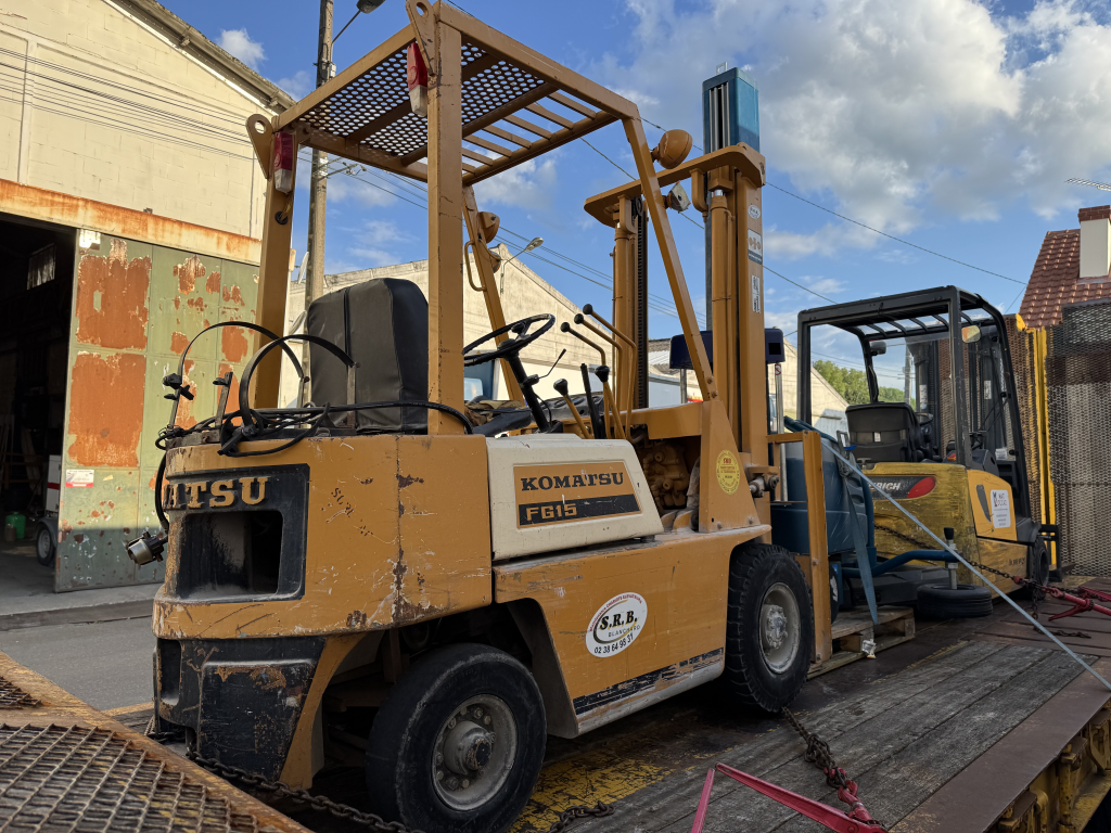Chariot élévateur sur un camion