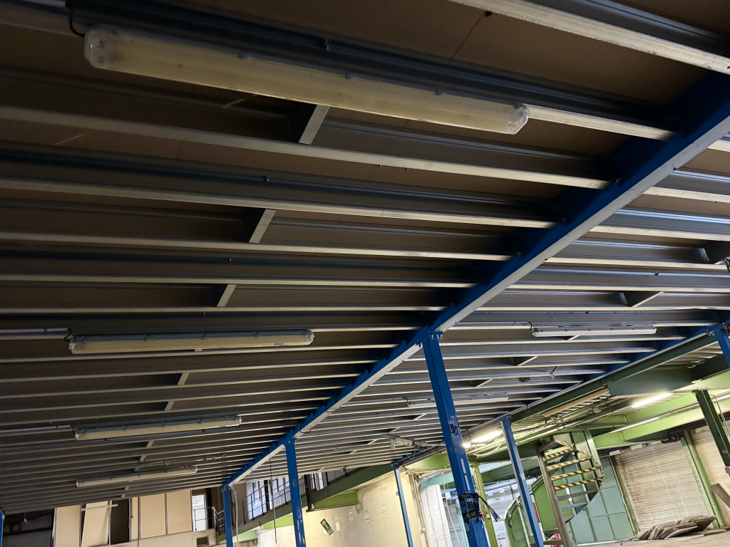 Vu sur le dessous de la mezzanine