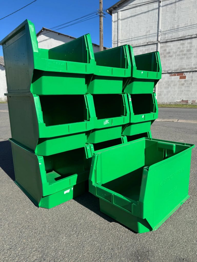 Boîtes à becs vertes empilées