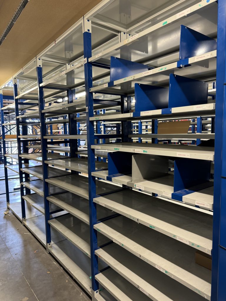 Rayonnage avec vu sur des possibilités de rangements