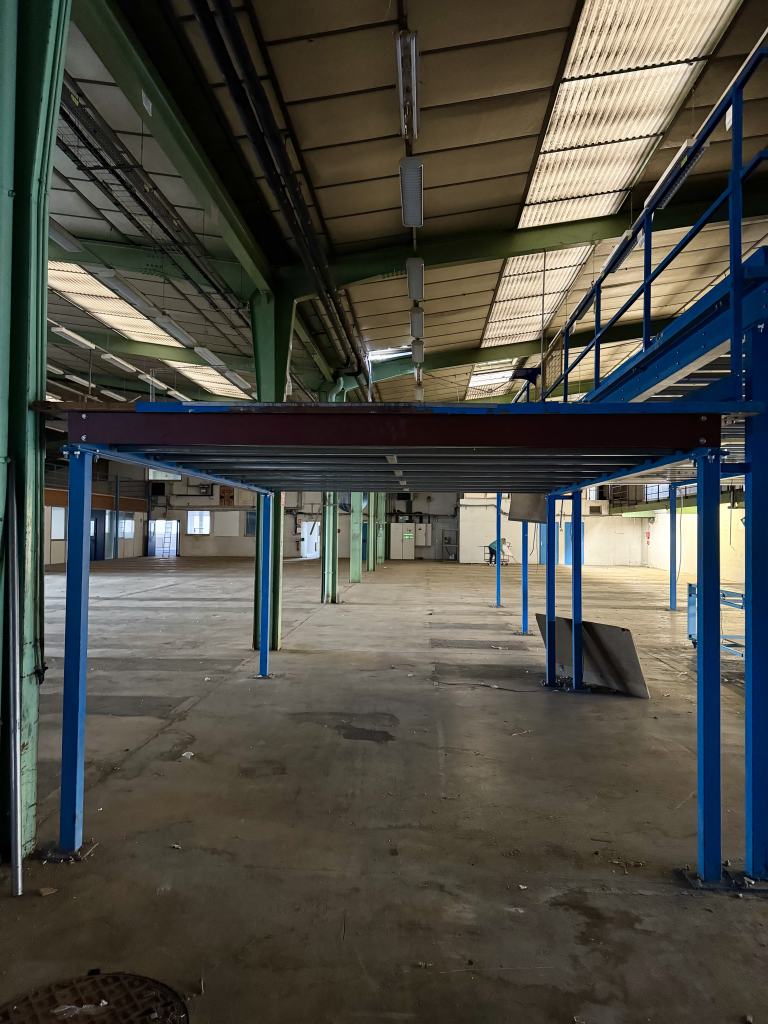 Mezzanine dans un entrepôt vu de côté