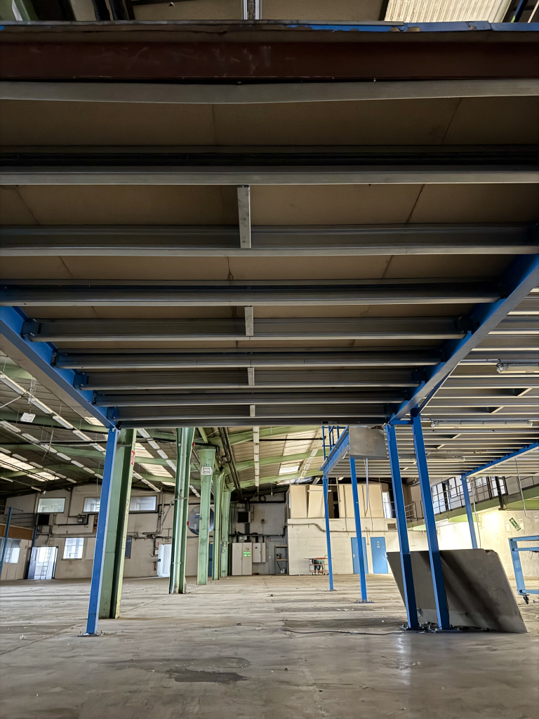 Vu en dessous de la mezzanine