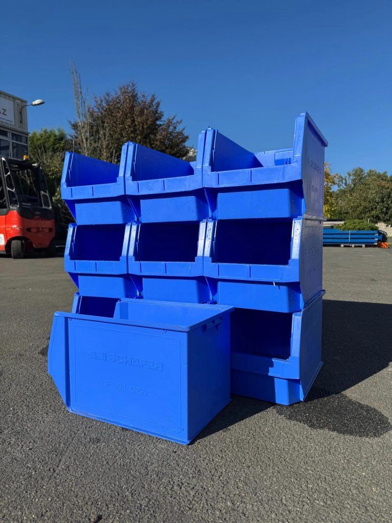 9 boîtes à becs de couleur bleus empilées sur 3 rangées de 3. Une boîte devant les autres pour voir son côté.