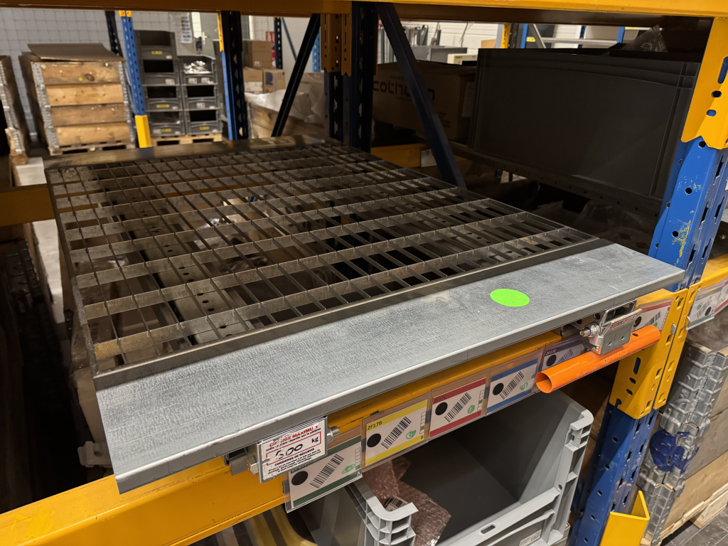 Tiroir à palette qui sort un petit peu des racks (en hauteur)