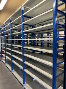 Lire la suite à propos de l’article Arrivage de rayonnages à tablettes métalliques