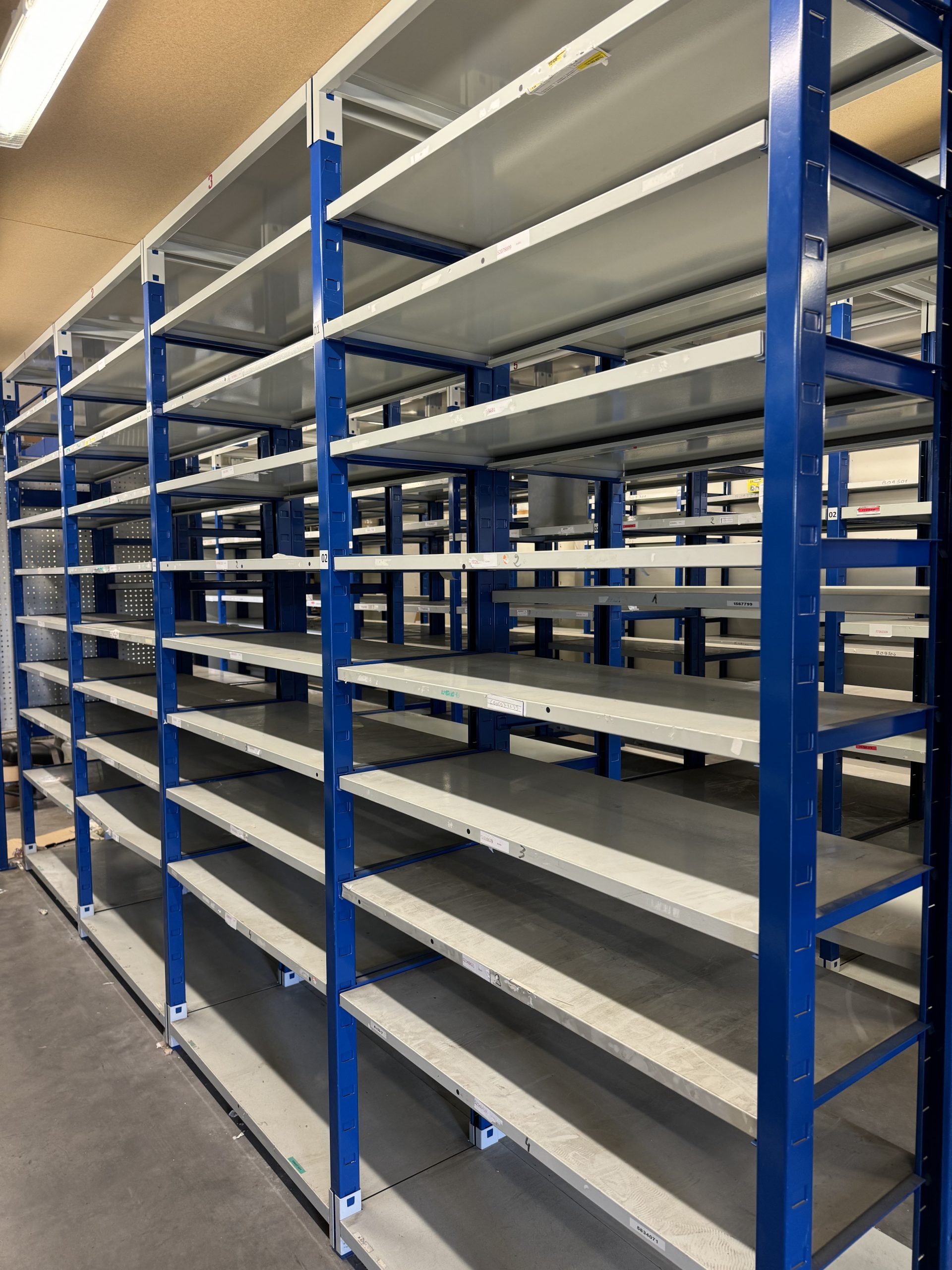 Lire la suite à propos de l’article Arrivage de rayonnages à tablettes métalliques