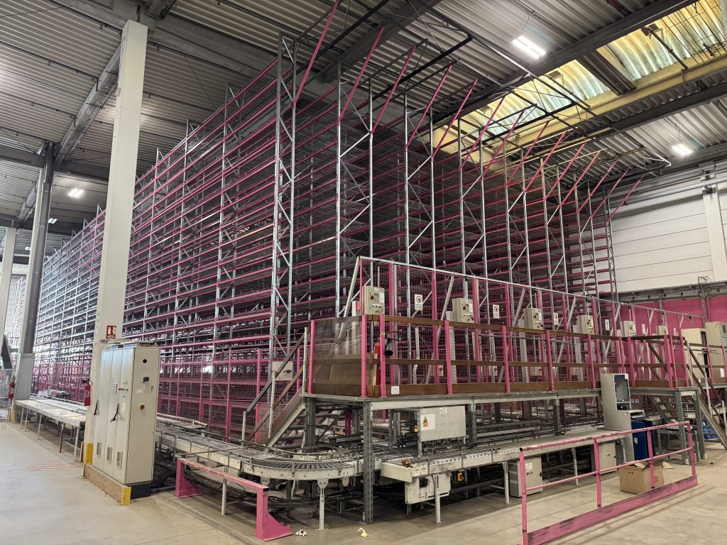 Palettier automatisé pour boites et caisses plastiques : Vu de loin = d'ensemble