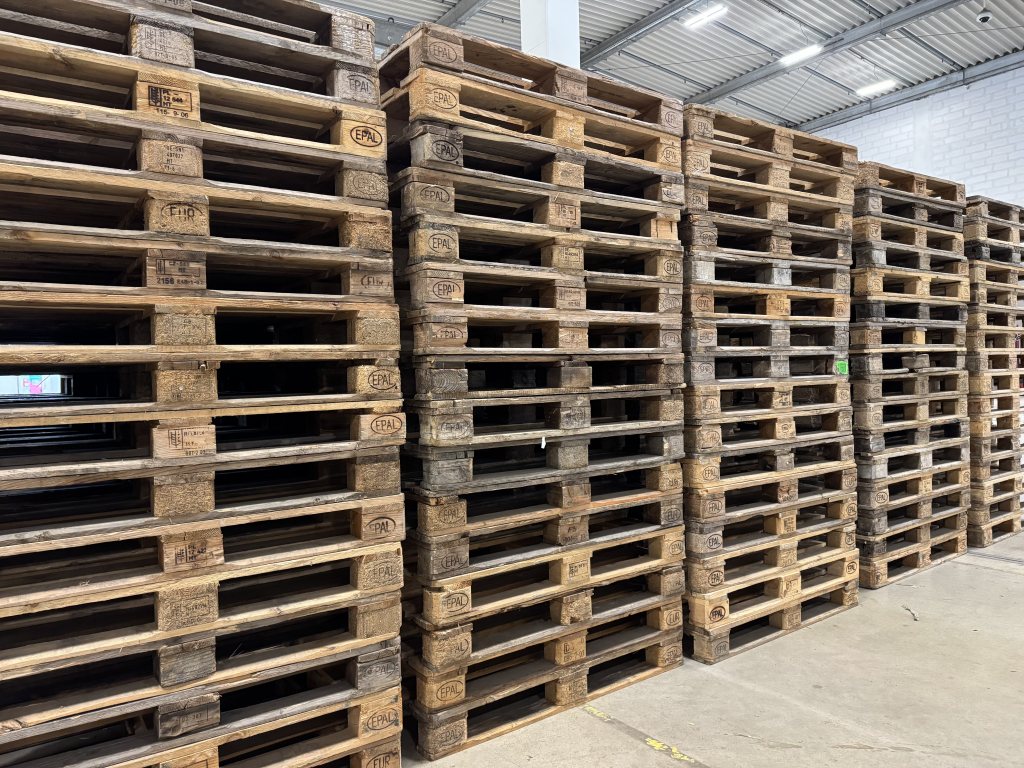 Plusieurs piles de palettes