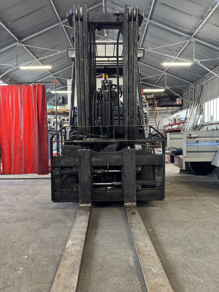 Vue de face du chariot élévateur on y voit les fourches