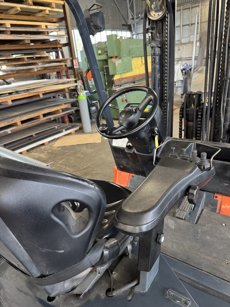 Intérieur du chariot élévateur, vue de droite