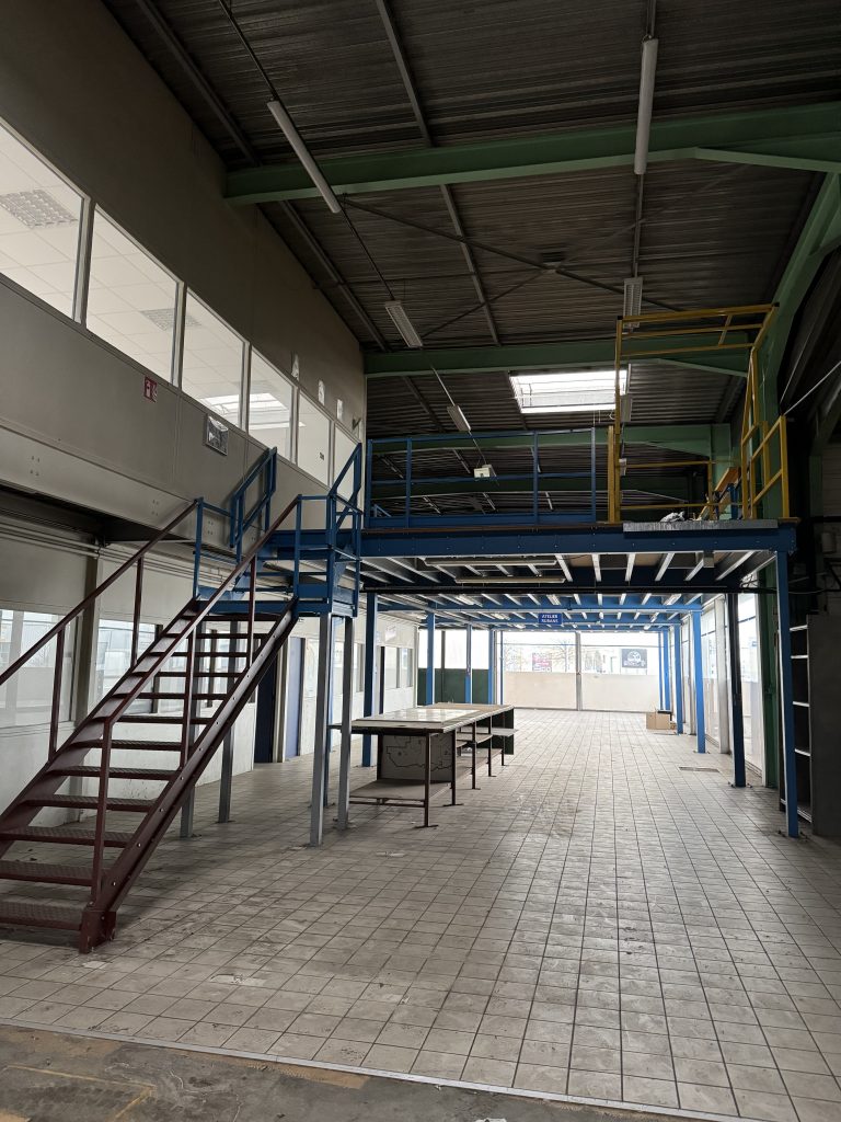 Vue globale de la mezzanine avec son escalier