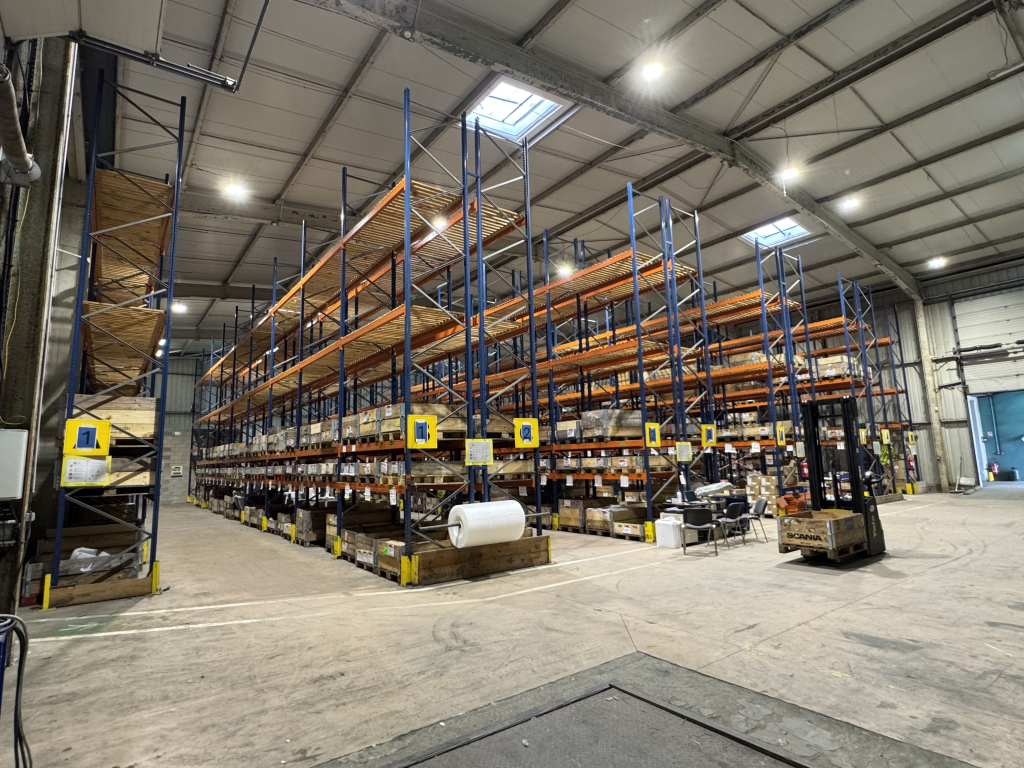 Vue de loin des racks dans un entrepôt