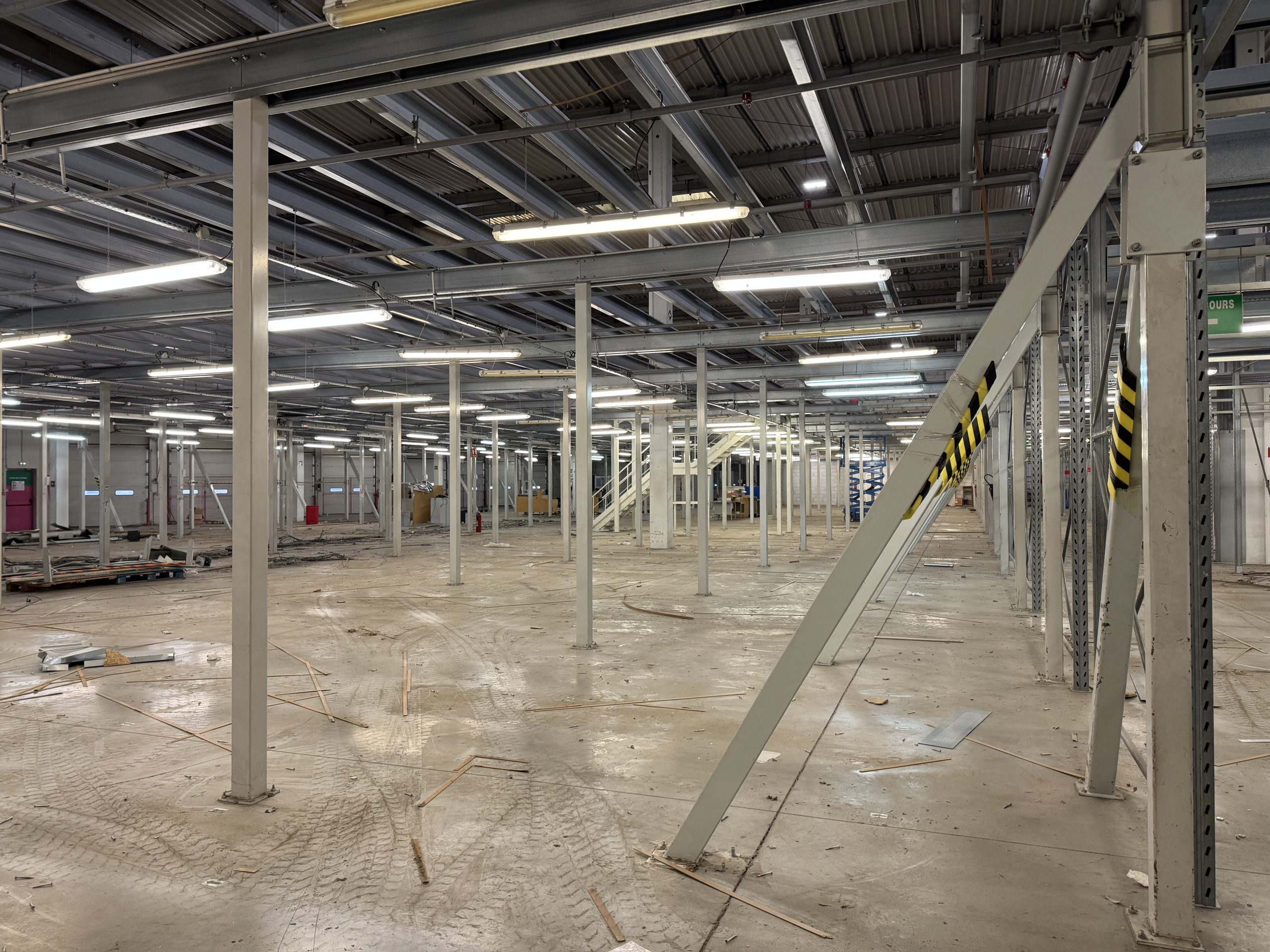 Lire la suite à propos de l’article Arrivage d’une mezzanine industrielle Travhydro de 1200m2