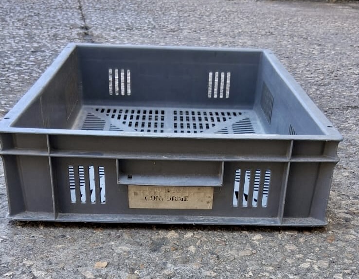 Boite ajourée seule sur le sol