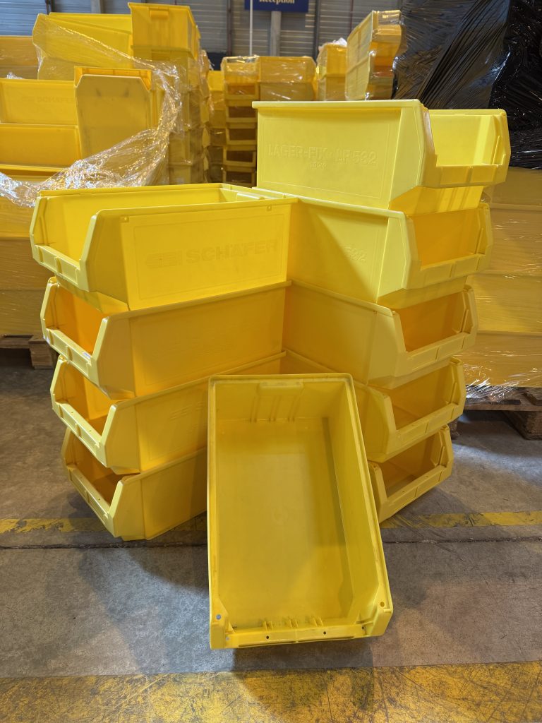 Un lot de 10 boîtes jaunes superposées