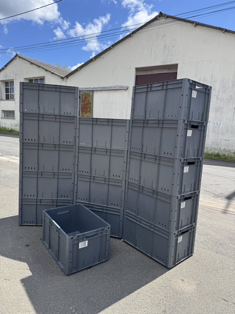 Un lot de 15 caisses plastiques grises