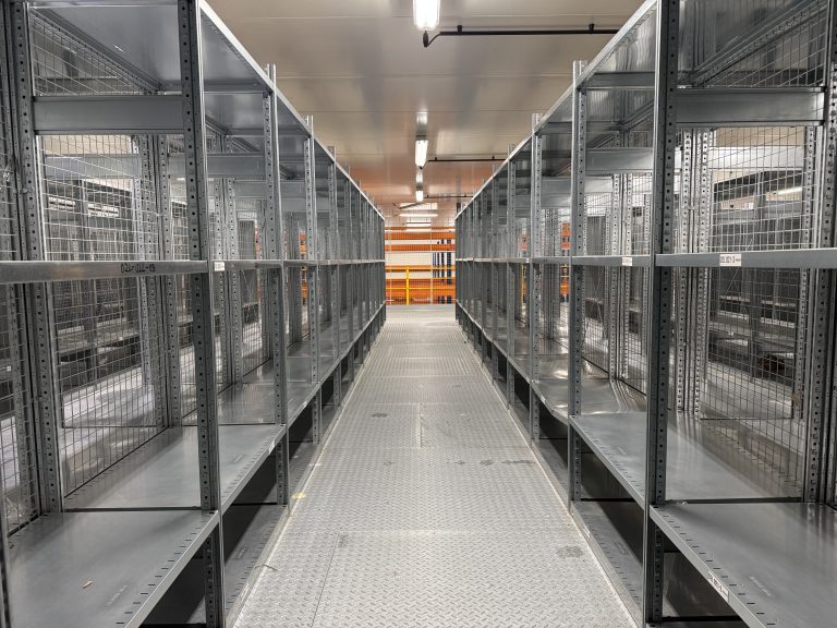 Photo des colonnes de rayonnage