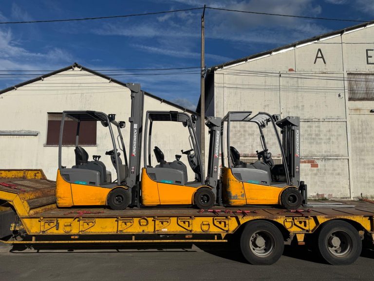 Vision de 3 chariots élévateurs sur un port char